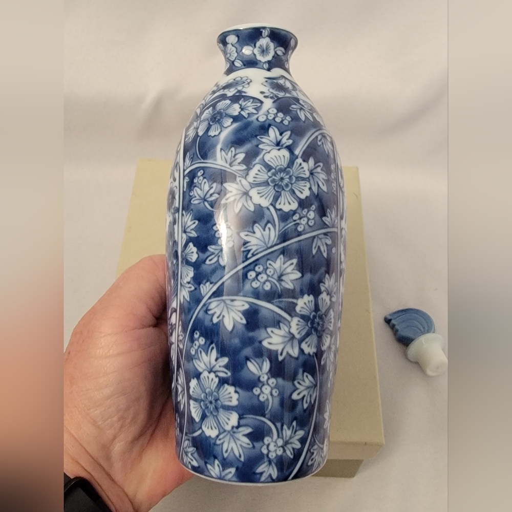 Sanyo Pottery Co Blue and White Chintz Cold Sake Set - Picture 7 of 15